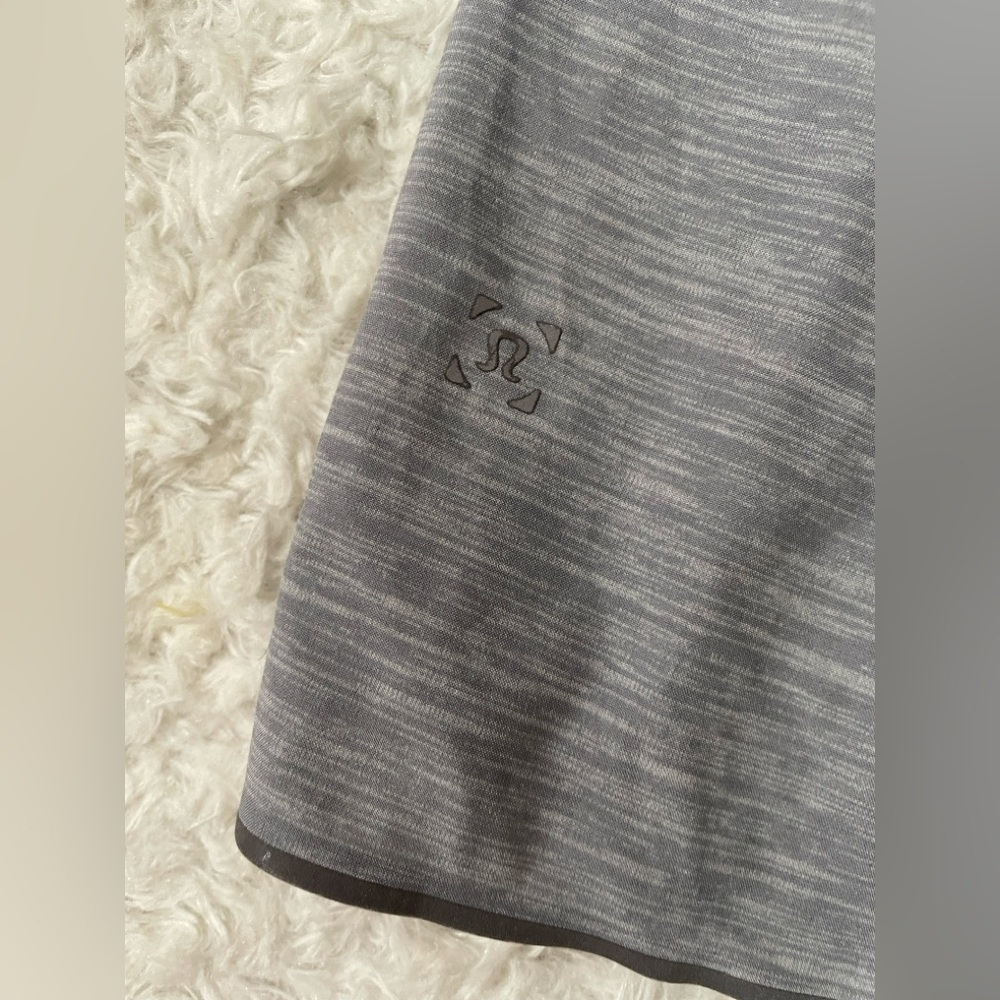 Lululemon men’s Gray men’s Shorts - Picture 9 of 11